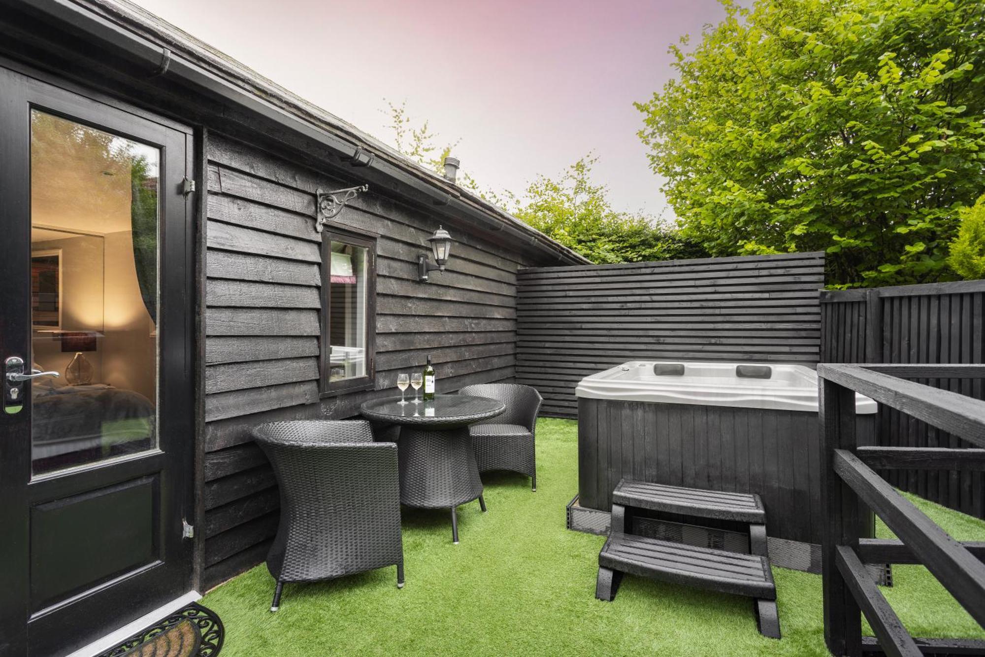 Aphrodites Group - Luxury Hot Tub Suites In Central Lake District! باونيس أون وينديرمير المظهر الخارجي الصورة